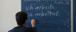 Ein Flüchtling aus Afghanistan konjugiert während einer Unterrichtseinheit eines Deutschkurses für Flüchtlinge. Die Sprachkenntnisse sind das größte Integrationshindernis.