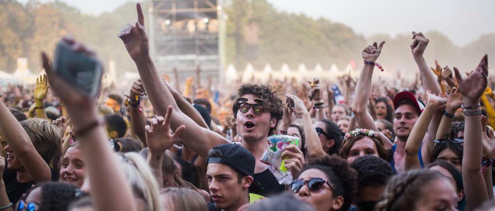 Rund 140.000 Menschen tanzten bis Sonntagabend im Treptower Park und verwandelten die Grünflächen zum Teil in eine Staubwüste. Die Anwohner hatten es befürchtet und vorab versucht, gegen das „Lollapalooza“ vorzugehen.