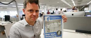 Offener Ärger. Espen Egil Hansen, Chefredakteur der norwegischen Zeitung "Aftenposten" hält die Ausgabe seiner Zeitung hoch mit dem Foto aus dem Vietnam-Krieg, das Facebook von der "Aftenposten"-Profilseite glöscht hatte-