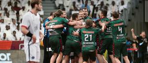 Die Füchse feiern nach ihrem Sieg in Doha. Der weckt noch mehr Erwartungen.