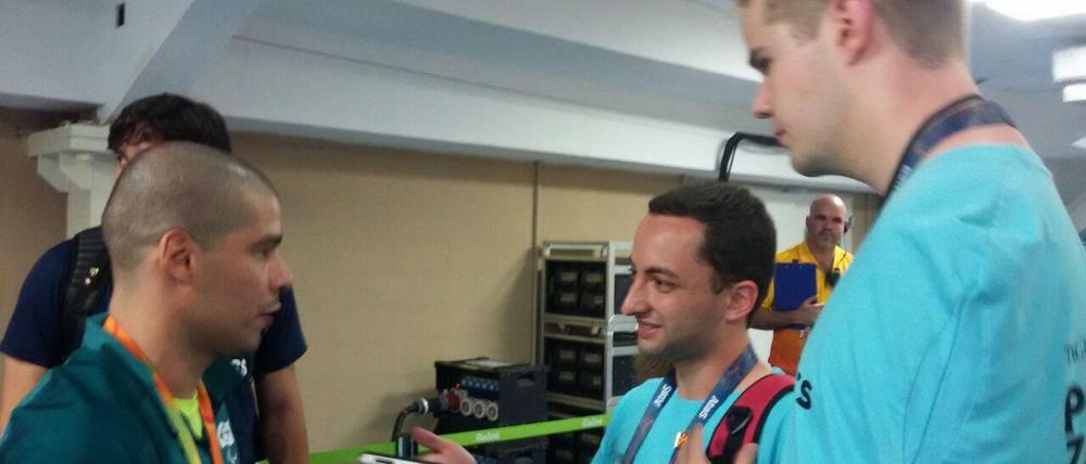 PZ-Reporter Hugo L'Abbate (l) und David Hock im Gespräch mit Brasiliens Goldmedaillengewinner Daniel Dias.