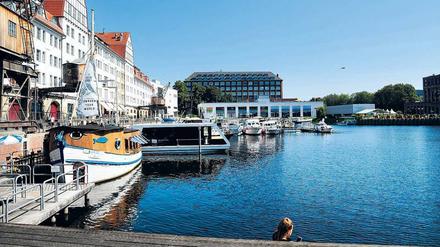 Idyll. Die Kräne (links) löschten im Tempelhofer Hafen einst die Ladung von Schiffen, jetzt sind sie nur noch Kulisse.