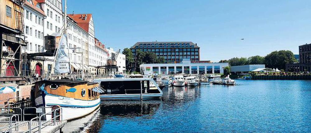 Idyll. Die Kräne (links) löschten im Tempelhofer Hafen einst die Ladung von Schiffen, jetzt sind sie nur noch Kulisse.