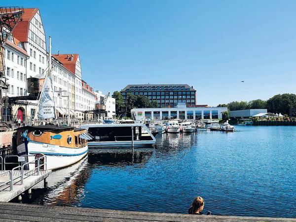 Idyll. Die Kräne (links) löschten im Tempelhofer Hafen einst die Ladung von Schiffen, jetzt sind sie nur noch Kulisse.