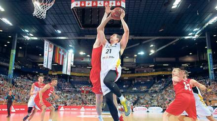 In Bedrängnis. Die deutschen Basketballer um Paul Zipser (r.) könnten die EM 2017 verpassen. Am Mittwochabend trifft die Mannschaft im vorletzten Qualifikationsspiel auf Österreich.