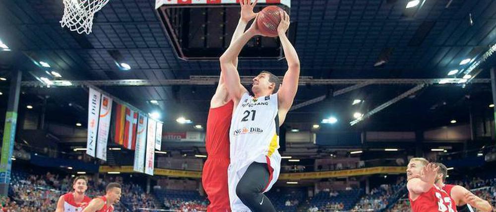 In Bedrängnis. Die deutschen Basketballer um Paul Zipser (r.) könnten die EM 2017 verpassen. Am Mittwochabend trifft die Mannschaft im vorletzten Qualifikationsspiel auf Österreich.