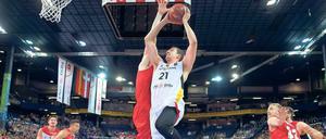 In Bedrängnis. Die deutschen Basketballer um Paul Zipser (r.) könnten die EM 2017 verpassen. Am Mittwochabend trifft die Mannschaft im vorletzten Qualifikationsspiel auf Österreich.