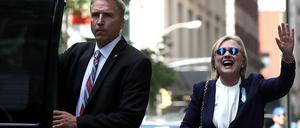 Spätere Bilder zeigten Hillary Clinton lachend und grüßend beim Verlassen der Wohnung ihrer Tochter Chelsea in New York und suggerierten, dass es der Präsidentschaftskandidatin wieder gut gehe. 