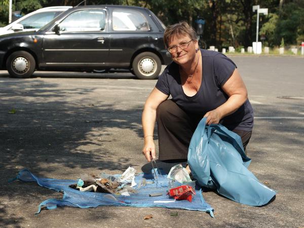Angelika Heckmann säubert das Zehlendorf Havelufer.