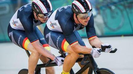 Die Tandem-Piloten Stefan Nimke (vorne) und Kai Kruse haben Bronze im Bahn-Zeitfahren gewonnen. 