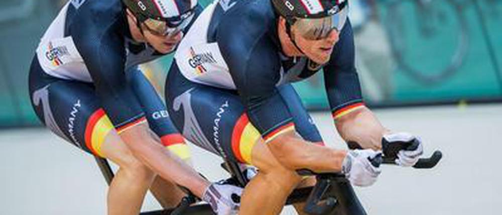 Die Tandem-Piloten Stefan Nimke (vorne) und Kai Kruse haben Bronze im Bahn-Zeitfahren gewonnen. 