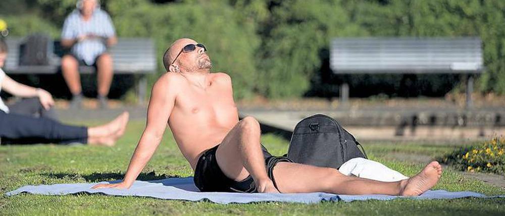 Bei Temperaturen um die 30 Grad zog es wieder viele Menschen nach draußen.