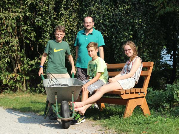 Kurze Verschnaufpause auf der selbstgebauten Parkbank im Mörchinger Kiez in Steglitz-Zehlendorf.