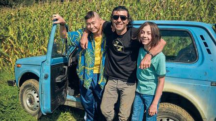 Freunde fürs Leben. Fatih Akin mit Anand Batbileg (Tschick, li.) und Tristan Göbel (Maik, re.) – und dem blauen Lada. 