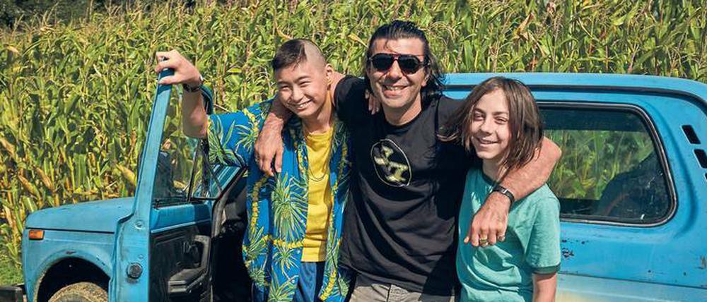 Freunde fürs Leben. Fatih Akin mit Anand Batbileg (Tschick, li.) und Tristan Göbel (Maik, re.) – und dem blauen Lada. 