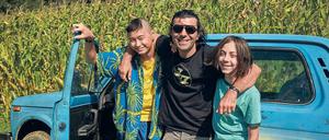 Freunde fürs Leben. Fatih Akin mit Anand Batbileg (Tschick, li.) und Tristan Göbel (Maik, re.) – und dem blauen Lada. 