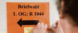 Briefwähler können ihre Stimme auch direkt im Wahlamt abgeben wie hier im Bürgeramt Hohenzollerndamm in Wilmersdorf.