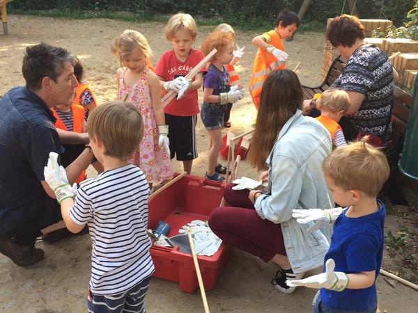 "Das ist unser Haus- und Hofspielplatz", sagt die 54-jährige Erzieherin Sabine Zingsem über den Spielplatz in der Mansteinstraße in Tempelhof-Schöneberg, den die Kitakinder heute putzen.