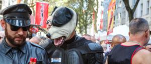 Herr und Hund. Keine Angst, liebe Heteros, die wollen nur spielen. 