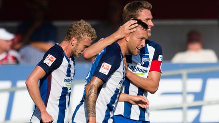 Fabian Lustenberger (links) und Sebastian Langkamp beglückwünschen Julian Schieber zum 2:0.