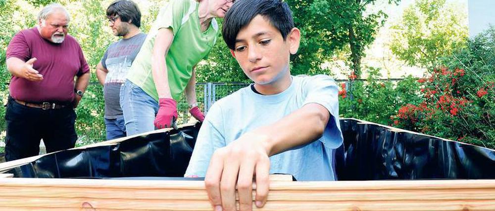 Der13-jährige Shabir aus Afghanistan und der Regelschüler der Jean-Piaget-Schule in Marzahn helfen zusammen.