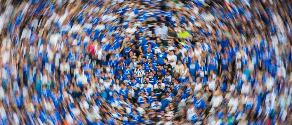 Schwirrende Hitze: Ein Darmstädter Fan kollabierte beim Hessen-Derby gegen Frankfurt und verstarb tags darauf.