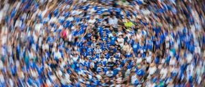Schwirrende Hitze: Ein Darmstädter Fan kollabierte beim Hessen-Derby gegen Frankfurt und verstarb tags darauf.