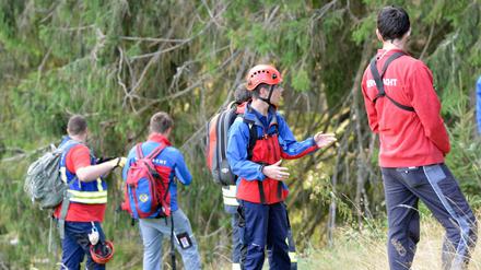 Suchmannschaften mit Bergausrüstung in Gütenbach im Schwarzwald. Am Nachmittag war über dem weitläufigen Waldgebiet ein Leichthubschrauber abgestürzt. 