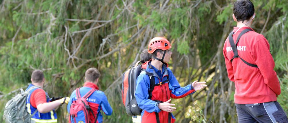 Suchmannschaften mit Bergausrüstung in Gütenbach im Schwarzwald. Am Nachmittag war über dem weitläufigen Waldgebiet ein Leichthubschrauber abgestürzt.