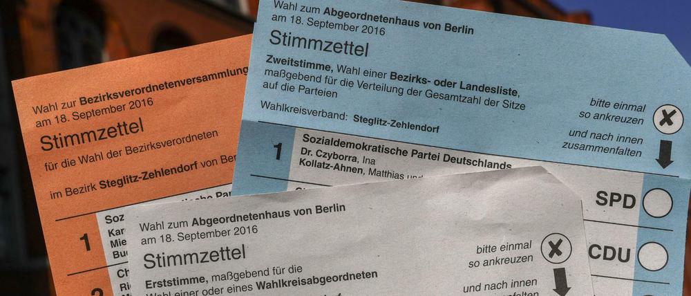 Die Stimmzettel für die Wahl zum Berliner Abgeordnetenhaus. 