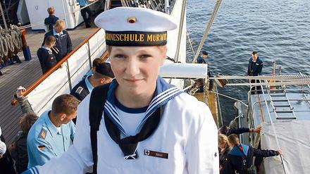 Das Privatfoto der Eltern vom Freitag (15.08.2008) zeigt die 18-jährige Offiziersanwärterin der Marine Jenny Böken an Bord der Gorch Fock im Hafen von Mürwik (Flensburg).