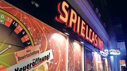Zwischenwelt. Bei vielen Spielhallen muss man klingeln, drinnen ist es schummrig – und es darf maximal acht Automaten geben, so will es das Gesetz.