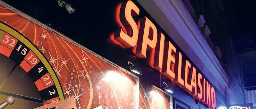 Zwischenwelt. Bei vielen Spielhallen muss man klingeln, drinnen ist es schummrig – und es darf maximal acht Automaten geben, so will es das Gesetz.
