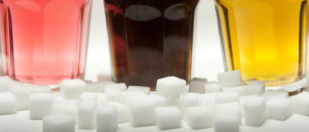 Viele Deutsche lehnen eine Zuckersteuer für Getränke eher ab.