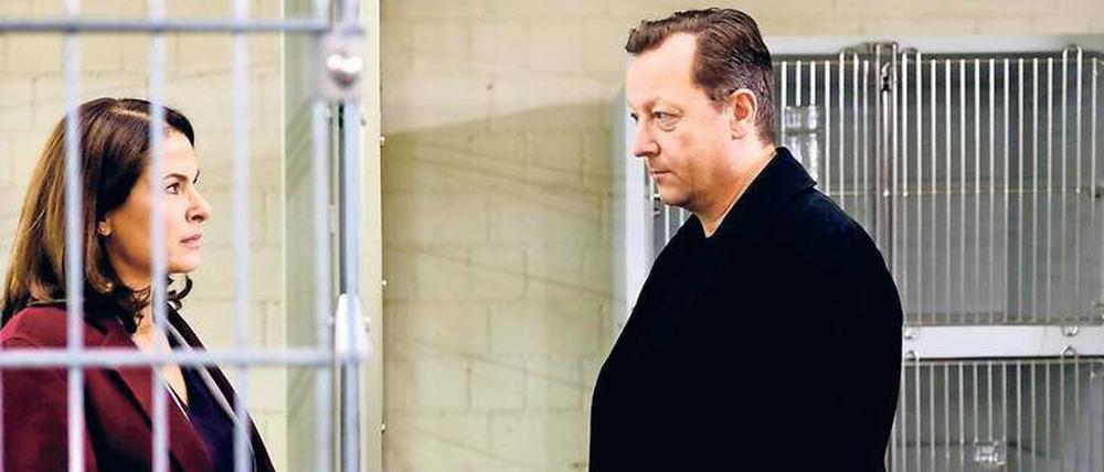 Unerreichbar hinter einem Tiergitter. Der „Polizeiruf 110“, in dem sich Hanns von Meuffels (Matthias Brandt) und seine Kollegin Constanze Hermann (Barbara Auer) weiter näherkommen, ist gespickt mit symbolträchtigen Szenen.