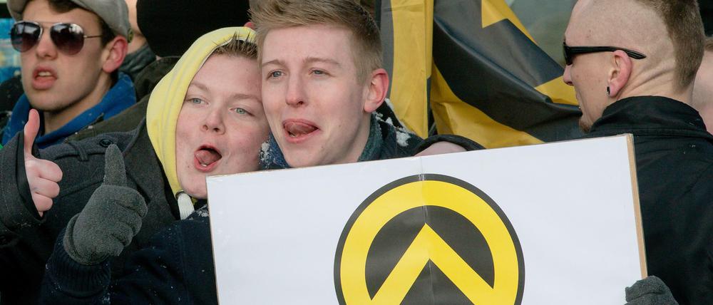 Zwei Anhänger bei einer antiislamischen Demo in Hamburg. Sie halten den griechischen Buchstaben Lambda, das Erkennungszeichen der Bewegung, hoch.