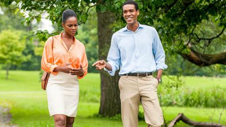 Spaziergang mit Folgen. Michelle Robinson (Tilka Sumpter) und Barack Obama (Parker Sawyers). 