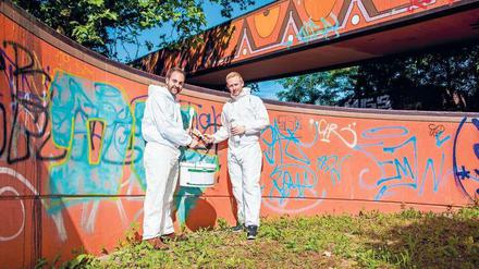 Felix Schönebeck (r.) hat die Initiative "I Love Tegel" gegründet. Tim Zeelen (l.) von der CDU hat der Initiative schon mehrmals geholfen. 
