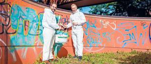 Felix Schönebeck (r.) hat die Initiative "I Love Tegel" gegründet. Tim Zeelen (l.) von der CDU hat der Initiative schon mehrmals geholfen. 