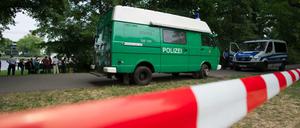 Polizeiwagen stehen am 13.06.2015 in Berlin im Treptower Park. Dort hatten am frühen Morgen Spaziergänger eine Leiche gefunden. 