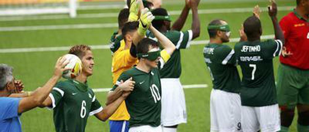 Brasiliens Team bejubelt den Sieg gegen Marokko mit ihrem Star Ricardinho.