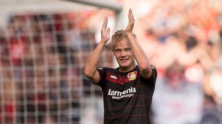 Joel Pohjanpalo feiert seine drei Tore für Leverkusen.