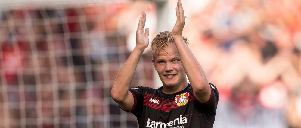 Joel Pohjanpalo feiert seine drei Tore für Leverkusen.