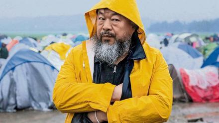 Der chinesische Konzeptkünstler Ai Wei Wei bei einem Besuch in einem Flüchtlingscamp an der griechisch-mazedonischen Grenze.