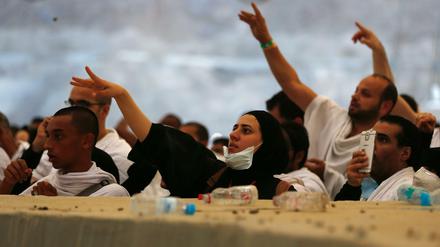 Muslimische Pilger werfen während des traditionellen Rituals zum Abschluss der Pilgerreise in Mina in der Nähe von Mekka Steine auf den Teufel. 