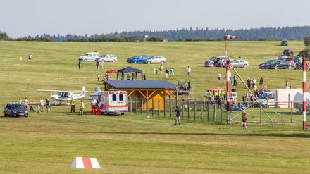 Ein Krankenwagen steht am 10.09.2016 in Großrückerswalde (Sachsen) auf einem Segelflugplatz.