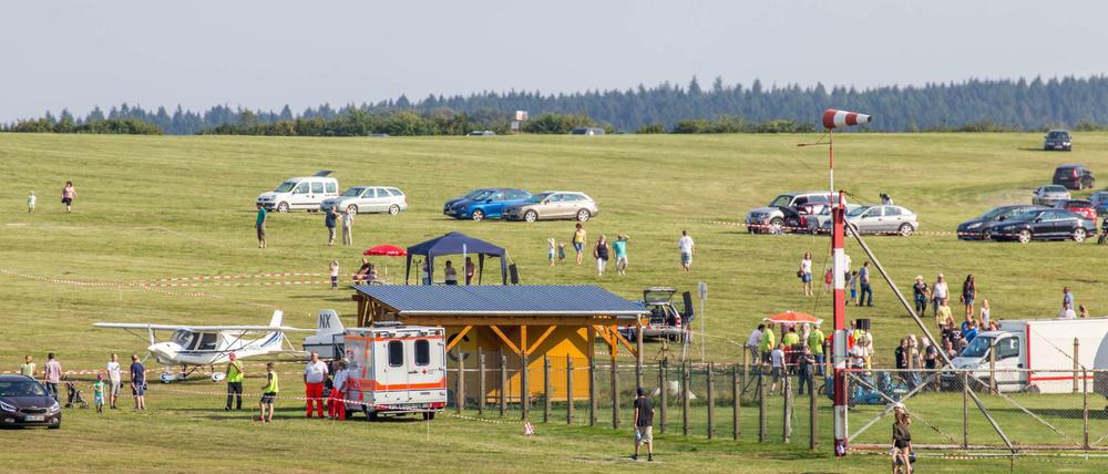 Ein Krankenwagen steht am 10.09.2016 in Großrückerswalde (Sachsen) auf einem Segelflugplatz.