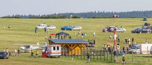 Ein Krankenwagen steht am 10.09.2016 in Großrückerswalde (Sachsen) auf einem Segelflugplatz.