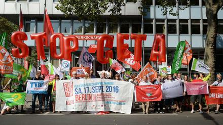 Aktivisten demonstrieren in Berlin gegen die Freihandelsabkommen TTIP und CETA.