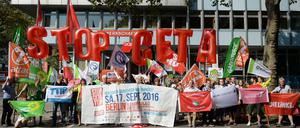 Aktivisten demonstrieren in Berlin gegen die Freihandelsabkommen TTIP und CETA.